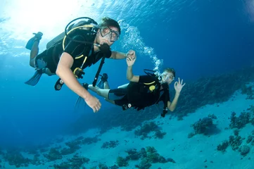 Afwasbaar Fotobehang Duiken man and woman scuba dive togeather