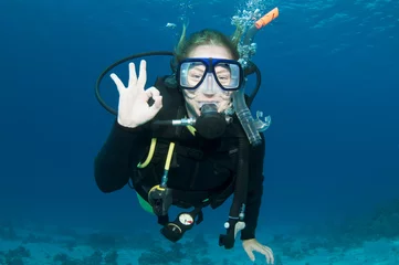 Plexiglas foto achterwand duiker maakt OK-teken © JonMilnes