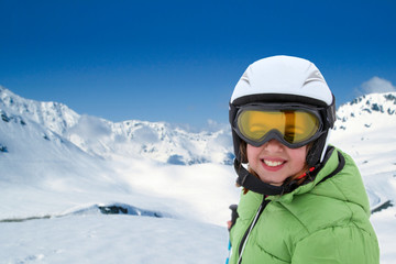 Fototapeta na wymiar Portret dziewczynki z stroju narciarskim