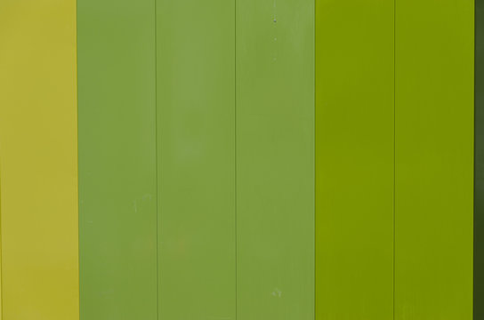 recinzione in doghe metalliche di colore verde