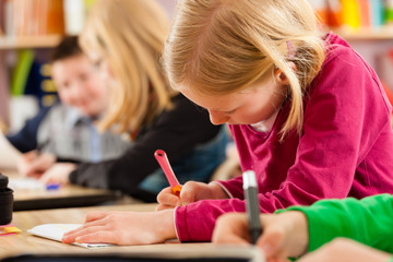 Schüler in der Schule machen Hausaufgaben