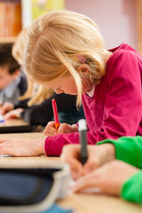 Schüler in der Schule machen Hausaufgaben