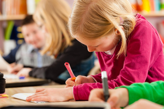 Sch&uuml;ler in der Schule machen Hausaufgaben