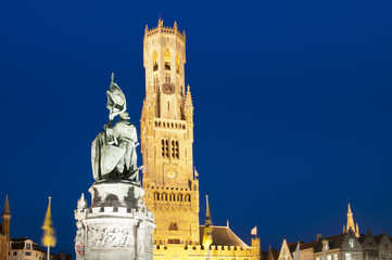 Obraz na płótnie Canvas Dzwonnica i rynek Brugii w nocy, w Belgii.