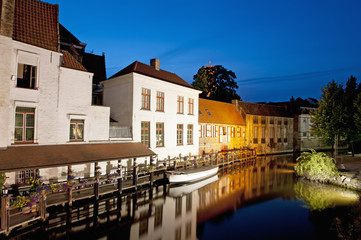 Fototapeta na wymiar Domy Canal Brugii w nocy, Belgia