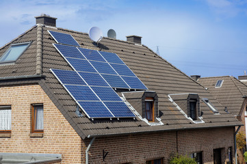 maison typique allemande et panneaux solaires 1