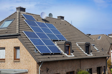 Fototapeta premium maison typique allemande et panneaux solaires 1