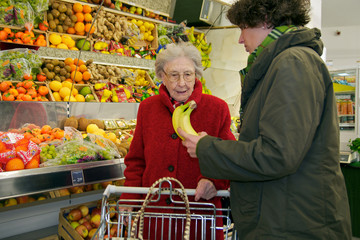 Ältere Dame mit Betreuerin beim Einkaufen