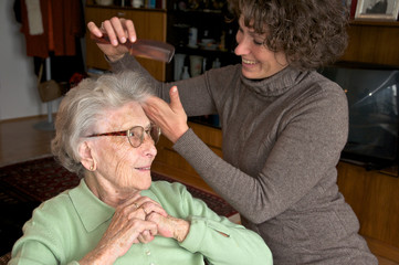 Ältere Dame mit Betreuerin beim Frisieren - 41010559