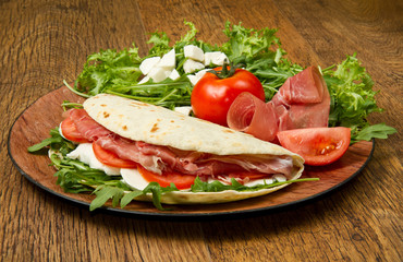 piadina crudo mozzarella pomodoro ed insalata
