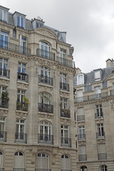 Fototapeta na wymiar Fassade eines traditionellen Mehrfamilienhauses in Paris, Fran