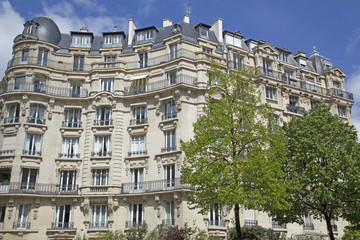 Fototapeta na wymiar Fassade eines traditionellesn Mehrfamilielnhauses in Paris, Fran
