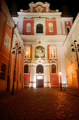 Barokowa fasada fary nocą w Poznaniu
