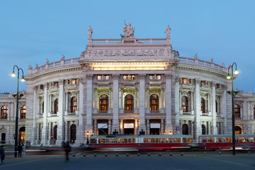 Fototapeta na wymiar Burgtheater w Wiedniu, wieczorna