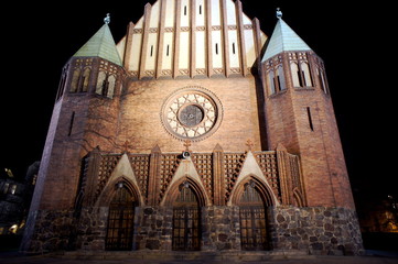 Fasada gotyckiego kościoła nocą w Poznaniu