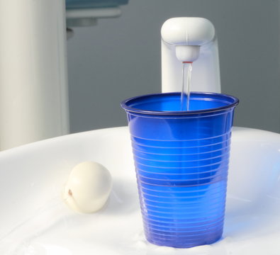 Acqua cade nel bicchiere - dal dentista