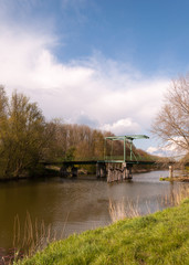 Fototapeta na wymiar Stary most zwodzony w naturalny krajobraz