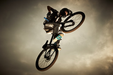 Young man flying on his bike: Dirt jump