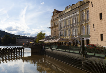 Fototapeta na wymiar Cafes and restaurants along vltava river in prague