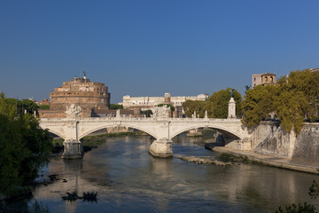 Obraz premium Mausoleum of Hadrian behind ancient stone bridge