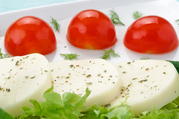 Antipasto con formaggio, pomodorini e insalata