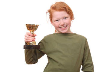 Fröhliches Mädchen hält einen Pokal