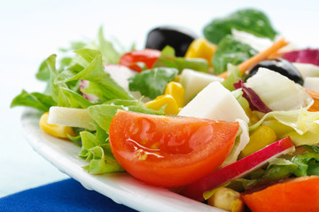 Insalata di verdure e formaggio, close-up