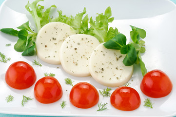 Antipasto con formaggio, pomodorini e insalata