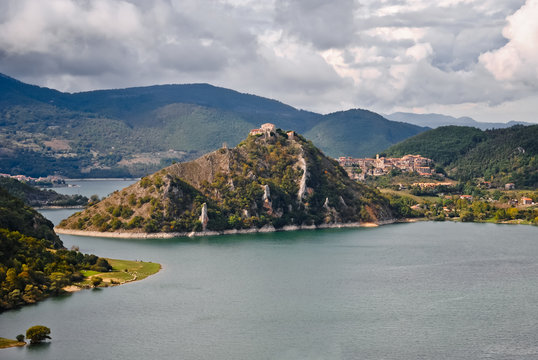 La valle del Lago del Turano
