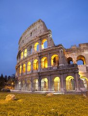 Fototapeta na wymiar Rzym - Koloseum w godzinach wieczornych