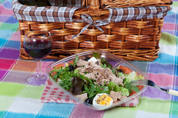 Salad with tuna and anchovies