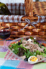 Salad with tuna and anchovies