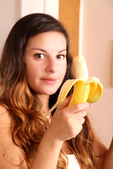 Junge Frau mit Banane