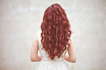 modelka włosy rude czerwone loki panna młoda fryzura - obrazy, fototapety, plakaty