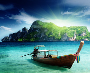 Obrazy na Plexi  łódź na wyspie Phi Phi Tajlandia