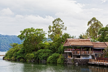 Fototapeta na wymiar Mała restauracja na jezioro w kraterze wulkanu Kintamani