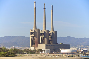 Ehemaliges Kraftwerk Central térmica de San Adrián im Norden von Barcelona