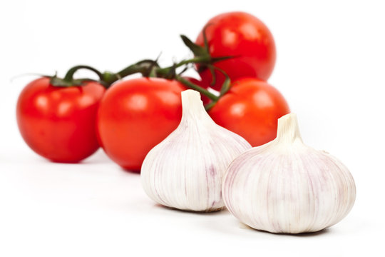a lot of tomatoes and garlic
