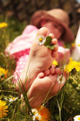 Kinderfüsse in Sommerwiese