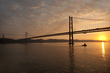 Fototapeta na wymiar Lizbona Bridge & Statua Jezusa Chrystusa (Cristo Rei
