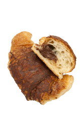 cornetto al cioccolato su fondo bianco