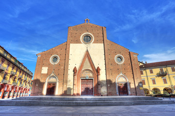 Fototapeta na wymiar Fasada z Duomo di Saluzzo, Włochy.