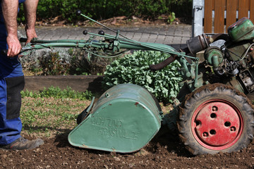 Bodenbearbeitung im Garten, Fräse