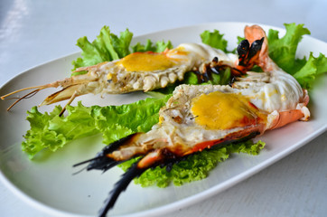 Grilled shrimp with shrimp eggs in the head  , Asian style food