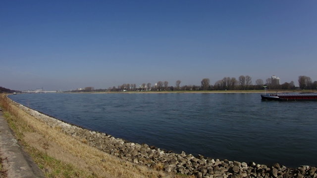 Transport Schiff auf dem Rhein bei K&ouml;ln