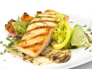 Teller mit Lachssteak auf Grillgemüse  - Lachs Steak Fischfilet