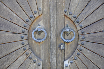 Holztür mit Ringen