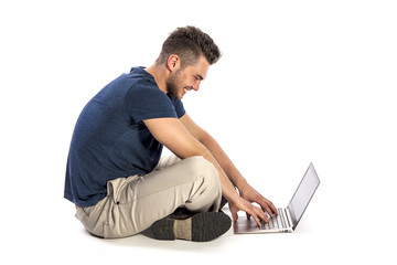 junger Mann mit Computer