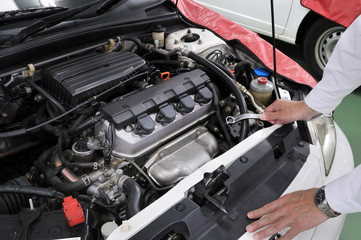 Fototapeta premium 自動車のエンジンの整備