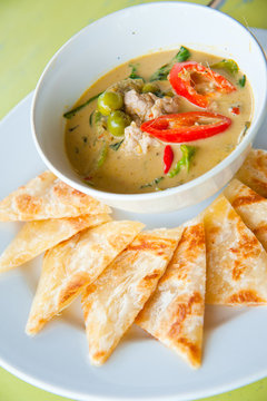 kind of Indian food made of flour with chicken green curry